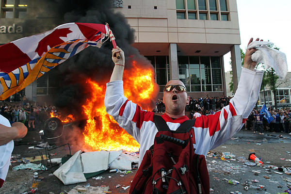 0616_NHL_STANLEY_CUP_vancouver_riots_full_600.jpg