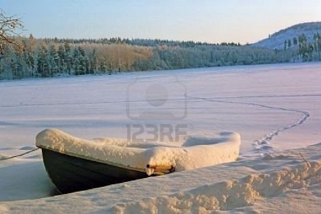 249546_boat_under_snow_on_a_frozen_lake_1.jpg