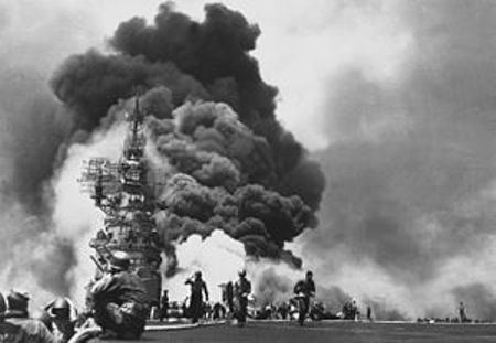 300px_USS_Bunker_Hill_hit_by_two_Kamikazes_1.jpg