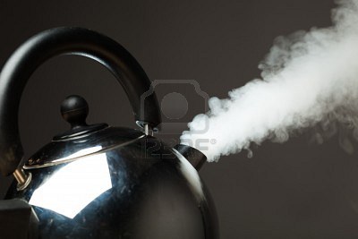 7217433_boiling_kettle_with_dense_steam.jpg