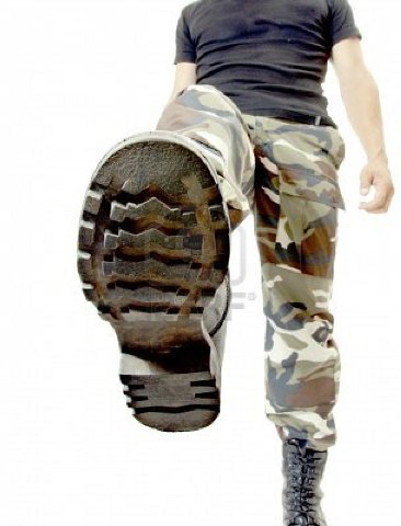 7881805_boot_sole_millitary_person_in_camouflage_trousers_walksmarches.jpg