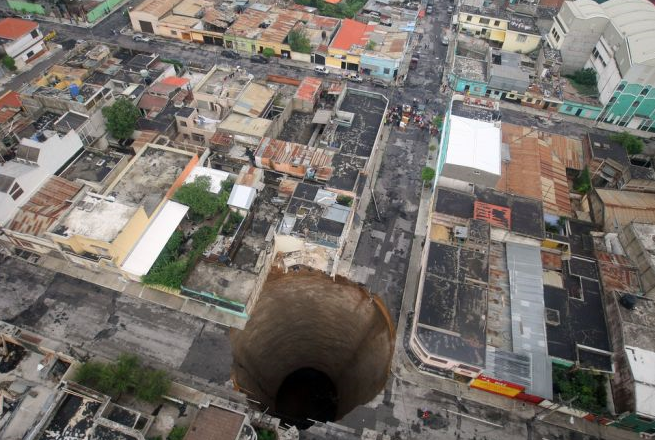 A_Giant_Sinkhole_in_Guatemala_1.png