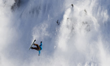 A_snowboarder_caught_in_a_001_1.jpg