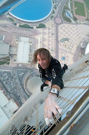 AlainRobertthefrenchSpidermanclimbsthetallestbuildinginQatar_1.jpg