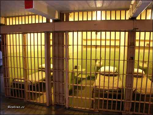 Alcatraz_prison_cell.jpg