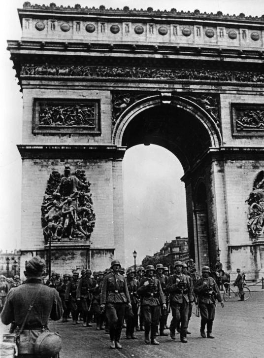 Bundesarchiv_Bild_101I_126_0347_09A_Paris_Deutsche_Truppen_am_Arc_de_Triomphe.jpg