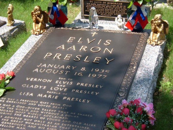 Elvis_Presley_s_Grave_elvis_presley_3857595_800_600_1.jpg