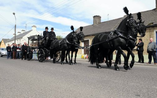 Horse_drawn_hearse.jpg