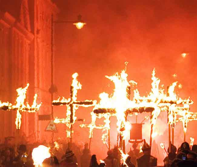 Lewes_Bonfire_Martyrs_Cros.jpg