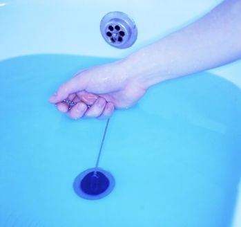 M9850166_Bath_plug_being_pulled_SPL.jpg