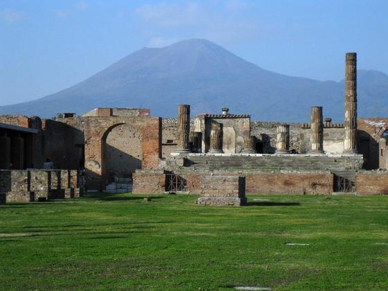 Mount_Vesuvius_Pompeii.jpg