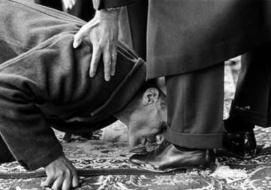 Peasant_kissing_Shah_Feet_1962.jpg