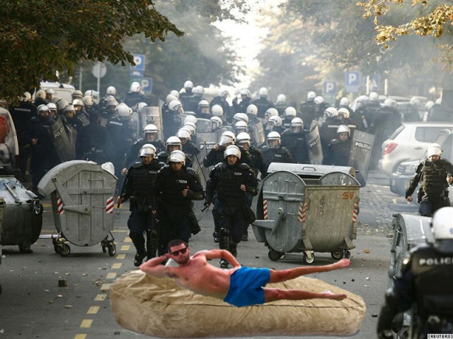 Riot_police_run_down_a_street_during_clashes_in_Belgrade_1_copy_copy_1.jpg