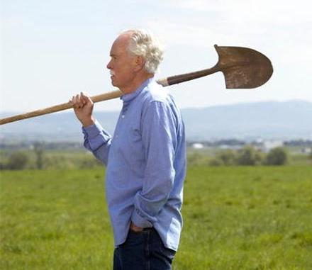 Senior_man_holding_shovel_JUF08047.jpg