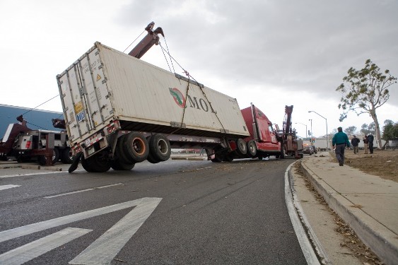 Tow_truck_lifting_flipped_truck_eecue_28451_gwvs_l_1.jpg