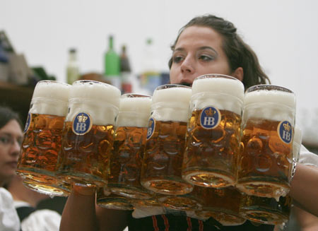 Waitress_serves_Beer_in_Oktoberfest.jpg