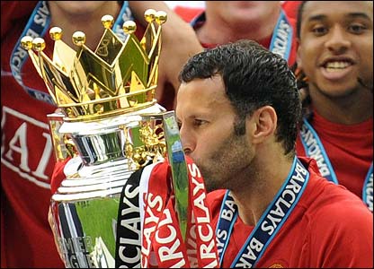 _44646058_giggs_trophy1105_416.jpg