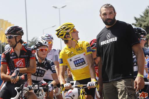 andy_schleck_sebastien_chabal_2010_7_16_6_31_10.jpg