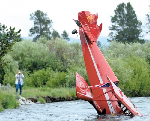 biplane_in_creek_749413.jpg