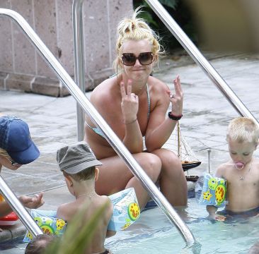 britney_pool.jpg