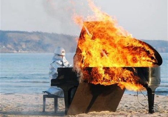 burning_piano_1.jpg