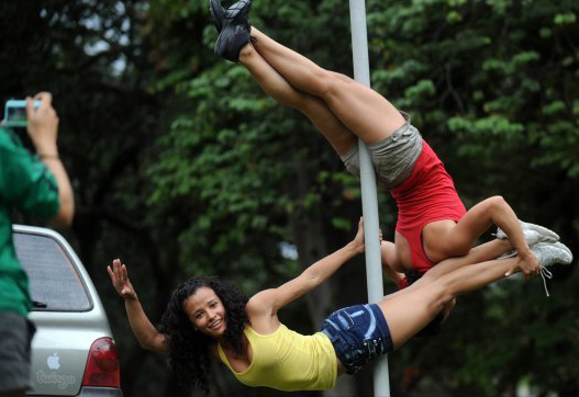 columbian_pole_dancers_dancing_strippers_public_streets.jpg