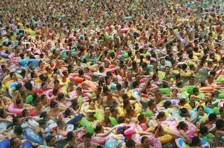 crowded_swimming_pool.jpg