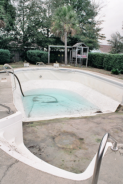 empty_swimming_pool.jpg