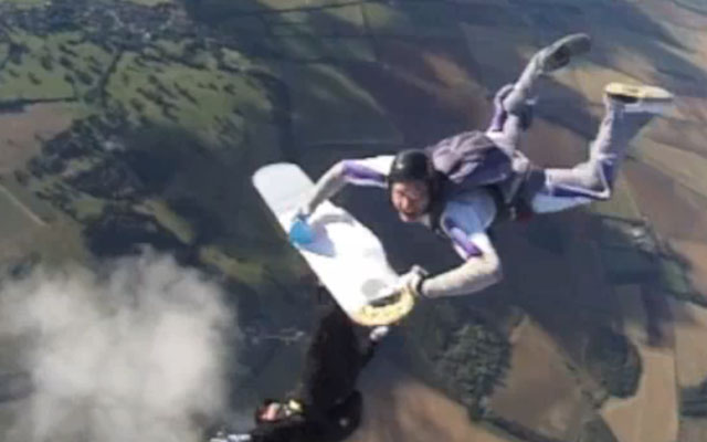 extreme_ironing_skydive.jpg