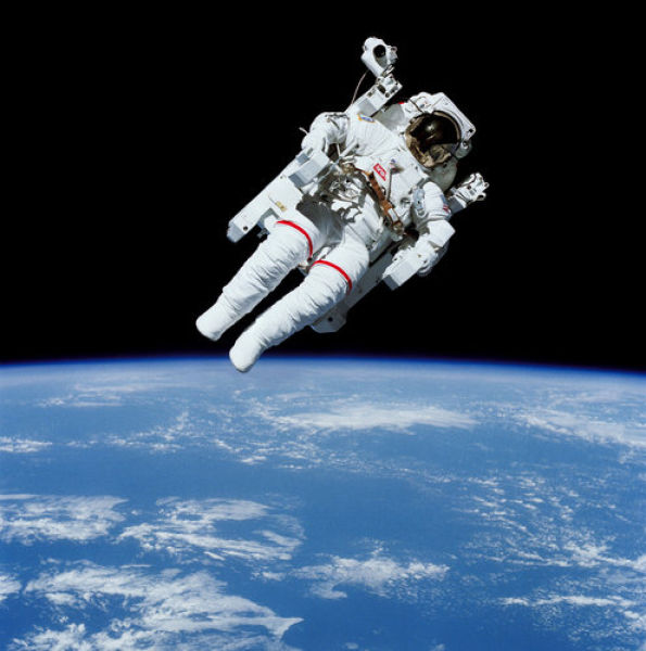 first_untethered_space_walk_04.jpg