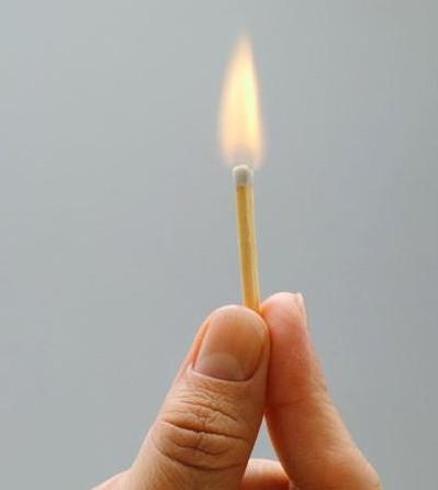 hand_holding_lighted_match_cb064636_1.jpg