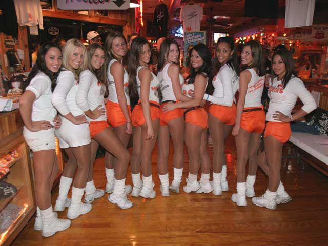 hooters_girls.jpg