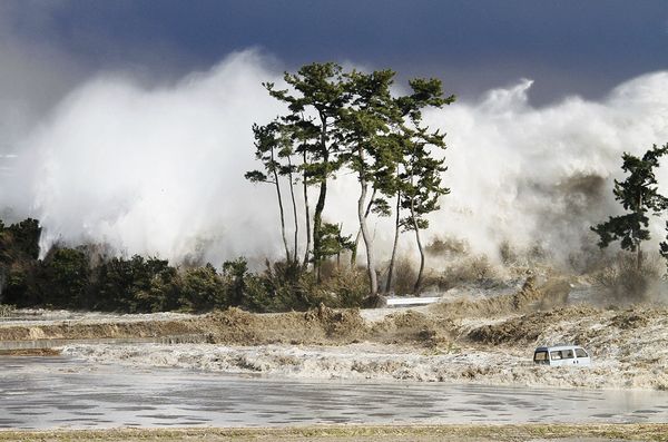 japan_tsunami_earthquake_new_pictures_wave_33638_600x450.jpg