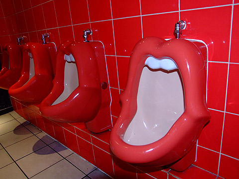 kisses_urinal.jpg