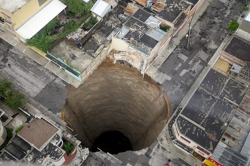 large_hole_in_the_ground01.jpg