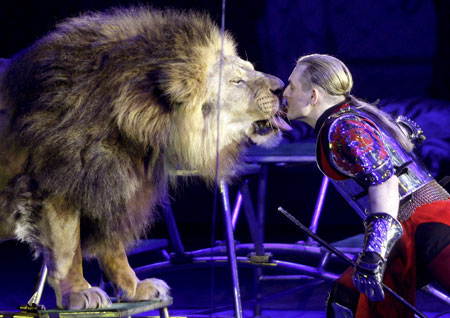 lion_tamer_askold_zapashny_pic_reuters_260768636.jpg