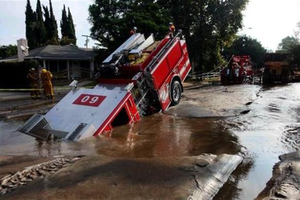 los_angeles_fire_truck_sinkhole.jpg