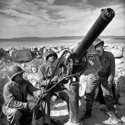 margaret_bourke_white_air_force_soldiers_manning_anti_aircraft_gun_at_base_during_allied_campaign_in_north_africa_wwii.jpg