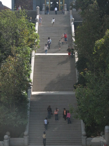 one_big_set_of_stairs_chom_thong.jpg