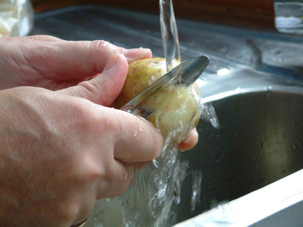 photos_waterInTheHome_Potato_peel_running_water_2.jpg