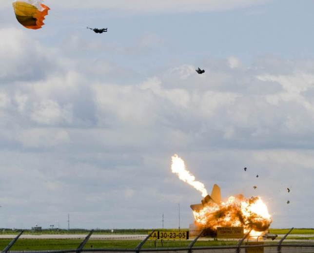 pilot_ejecting_2_1.jpg