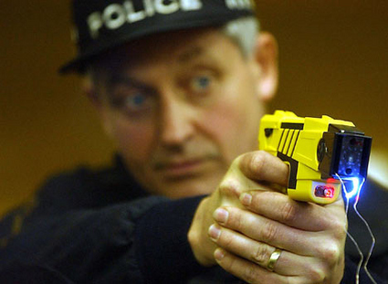 police_and_tasers_26955_1240560825_16.jpg