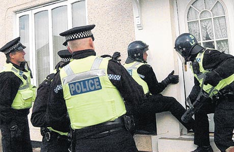 police_raid_a_house_in_norton_grange_132787618.jpg