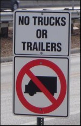 sign_no_trucks_or_trailers_dsc08674.jpg