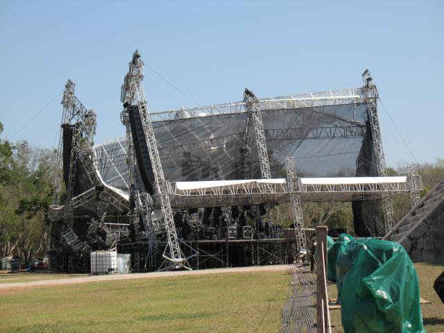 stage_collapse_Mexico_2.jpg