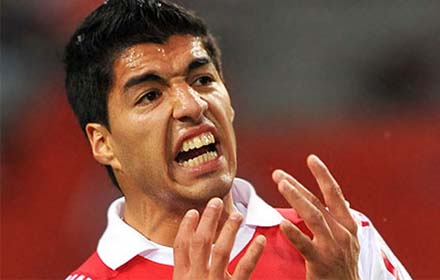suarez_just_after_hearing_of_his_pushment_1.jpg