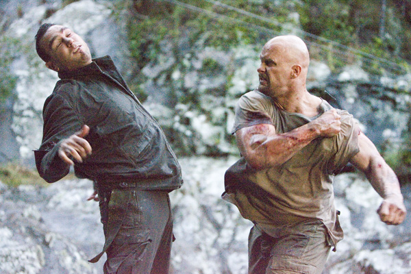 the_condemned_movie_image_stone_cold_steve_austin_and_vinnie_jones.jpg