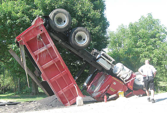 ul_NW_dumptruck_wreck2aZ_1.jpg